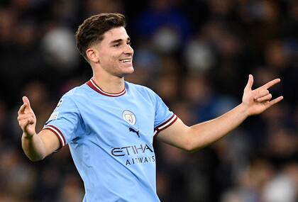 Álvarez festeja su gol de cara la tribuna de Manchester City