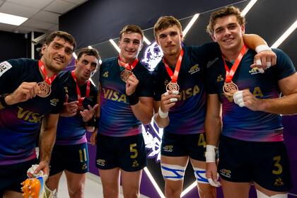 Álvarez Fourcade, González Rizzoni, Arrieta, Pérez Pardo y Zangara exhiben sus medallas del tercer puesto; los Pumas 7s demostraron entereza para subirse al podio