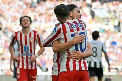 Alvarez recibiendo el abrazo de Alex Baena, en Atlético de Madrid: el N° 10 dijo, en broma, que encadenaría a Julián para que no se vaya del club