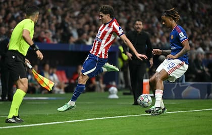 Alvarez salta y cae fuera del campo ante la marca de Leny Yoro