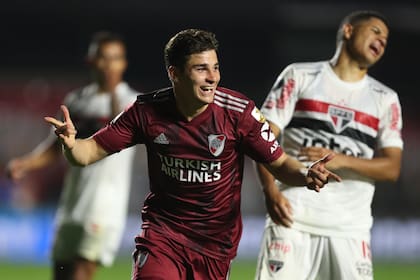 Álvarez sonríe después de su gol.