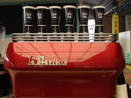 Álvarez y su marido, José Vales, son representantes de La Marzocco, la máquina de café espresso a la que consideran "la Ferrari o la Alfa Romeo" de las máquinas.
