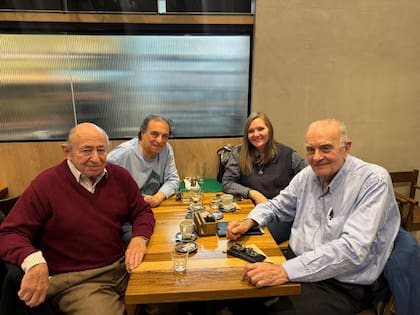 Alvaro Alsogaray (h) junto a Alberto Assef, más dirigentes de la Ucedé y Unir.