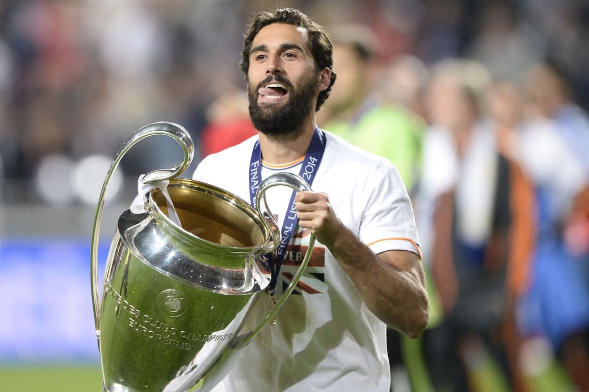 Álvaro Arbeloa, con la Champions League, uno de los títulos que ganó como futbolista en Real Madrid