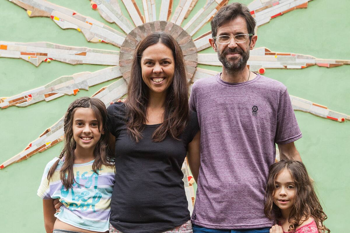 Álvaro Bangero y Julita Mijoevich, dueños de la librería, junto a sus hijas.