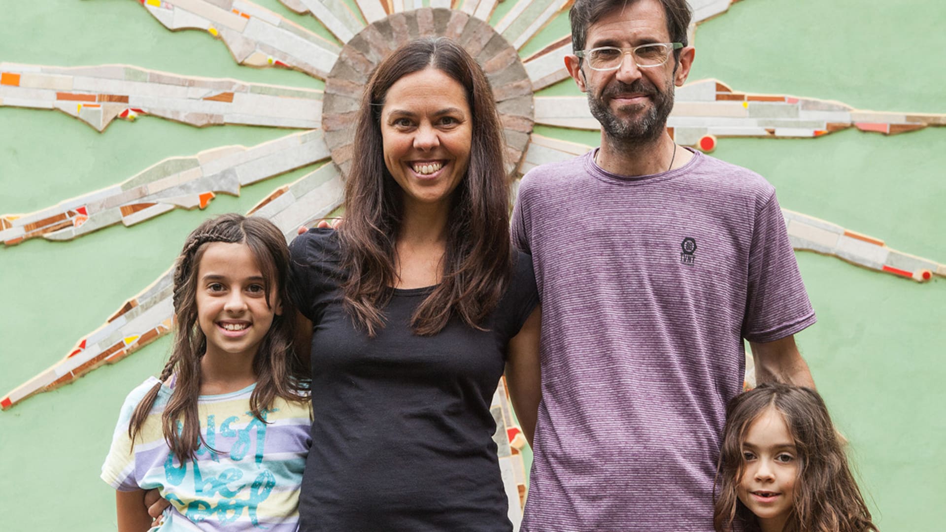 Álvaro Bangero y Julita Mijoevich, dueños de la librería, junto a sus hijas.