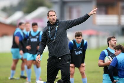 Álvaro Galindo, head coach de los Pumitas, da indicaciones en uno de los entrenamientos en Sudáfrica