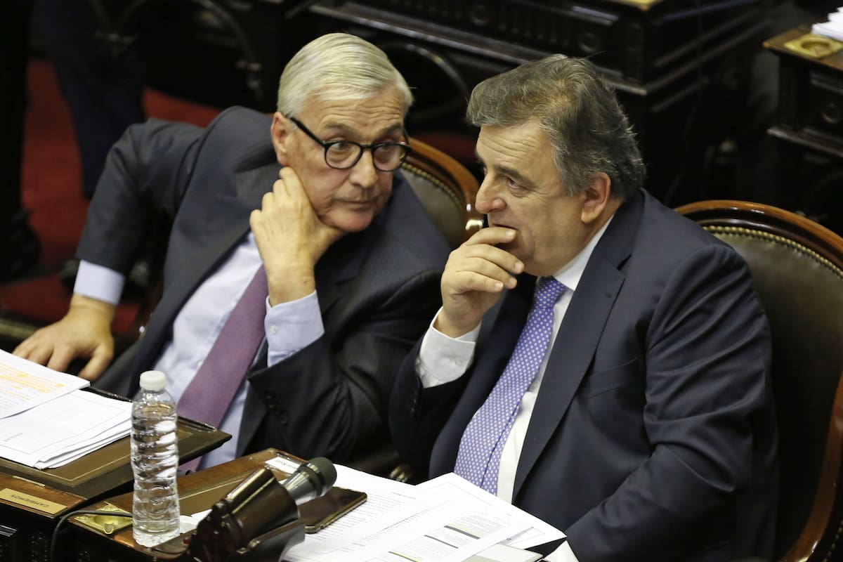 Álvaro González, jefe del bloque Pro, y Mario Negri, titular del interbloque Cambiemos, ayer, durante la sesión