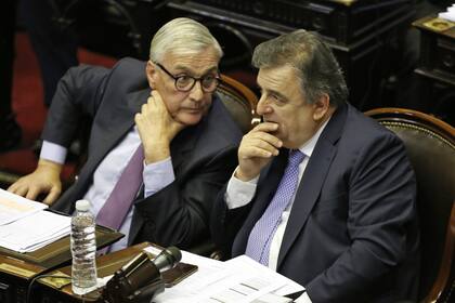 Álvaro González, jefe del bloque Pro, y Mario Negri, titular del interbloque Cambiemos, ayer, durante la sesión