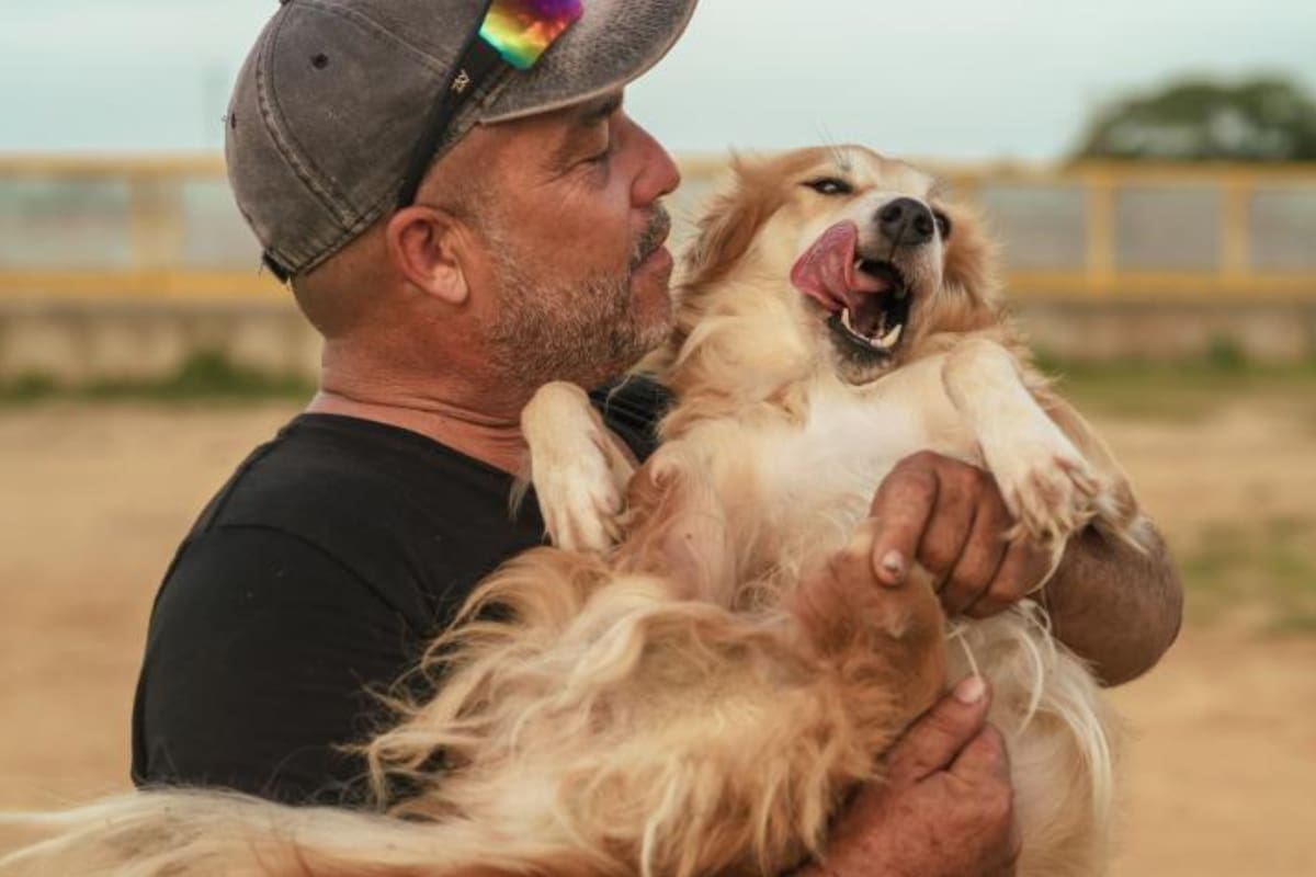 Álvaro José Miranda junto a su perra Canela. FOTO: Proyecto_Tawala