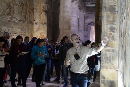 Álvaro Juan Aparicio Díaz, que se hace llamar Sahú Ari Merek, en uno de los "cursos de ciencia egipcia" por los cuales fue detenido, acusado de estafas y ejercicio ilegal de la profesión de psicología