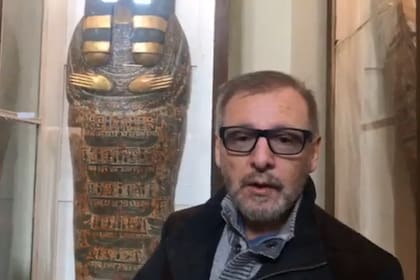 Álvaro Juan Aparicio Díaz, que se hace llamar Sahú Ari Merek, en uno de los "cursos de ciencia egipcia" por los cuales fue detenido, acusado de estafas y ejercicio ilegal de la profesión de psicología