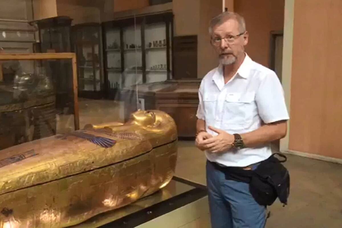 Álvaro Juan Aparicio Díaz, que se hace llamar Sahú Ari Merek, en uno de los "cursos de ciencia egipcia" por los cuales fue detenido, acusado de estafas y ejercicio ilegal de la profesión de psicología