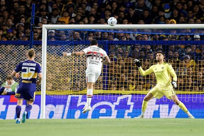 Álvaro Montero se lució con una gran tapada ante Luciano cuando el partido todavía estaba 0 a 0
