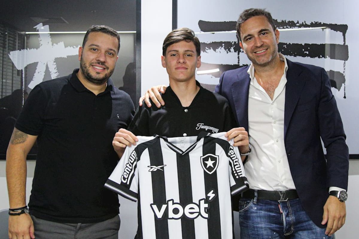 Álvaro Montoro, en las oficinas del estadio Nilton Santos, de Río de Janeiro; allí firmó su contrato por cuatro años con Botafogo, su nuevo club