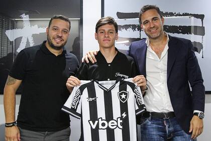 Álvaro Montoro, en las oficinas del estadio Nilton Santos, de Río de Janeiro; allí firmó su contrato por cuatro años con Botafogo, su nuevo club