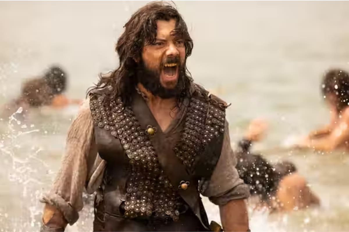 Álvaro Morte como Juan Sebastián Elcano en la serie Sin límites