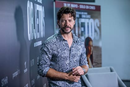 Alvaro Morte en el film Objetos se pone en la piel de Mario, un hombre muy solitario que trabaja en una oficina de objetos perdidos