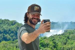 Álvaro Morte está en Argentina y viajó a Misiones para conocer las Cataratas del Iguazú