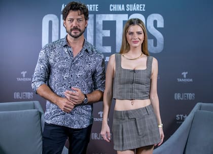 Álvaro Morte y Eugenia Suárez en la presentación para la prensa del film Objetos
