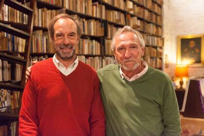 Álvaro Risso y Andrés Linardi están al frente de la librería que heredaron de sus padres.