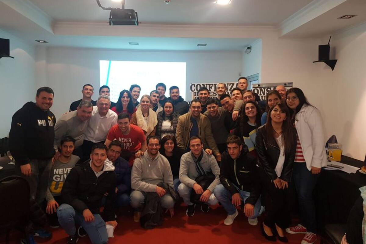 Álvaro Ugartemendia Martínez junto a su equipo de trabajo de la pyme Lácteos Capilla del Señor