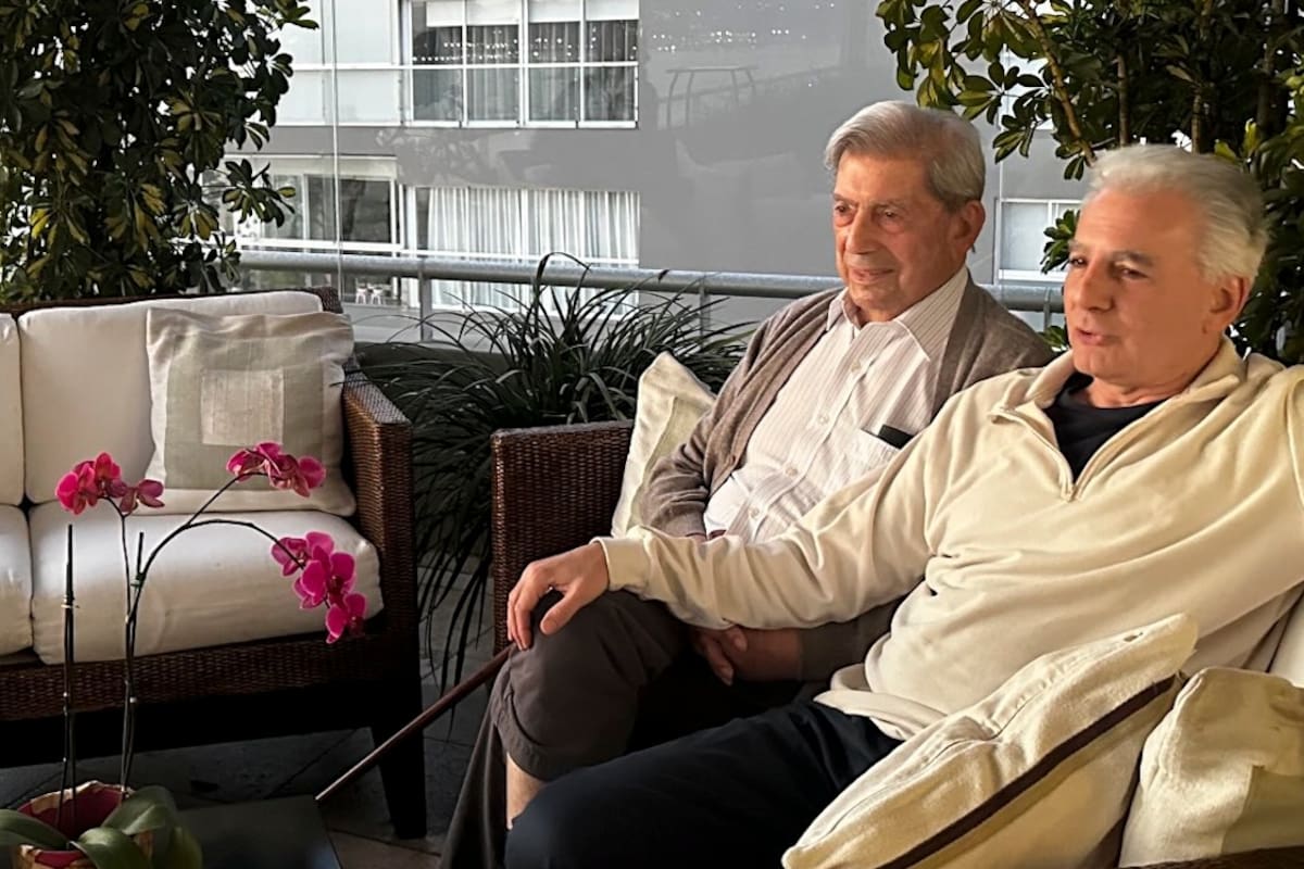 Álvaro Vargas LLosa compartió una foto con su padre, que hoy cumple 89 años