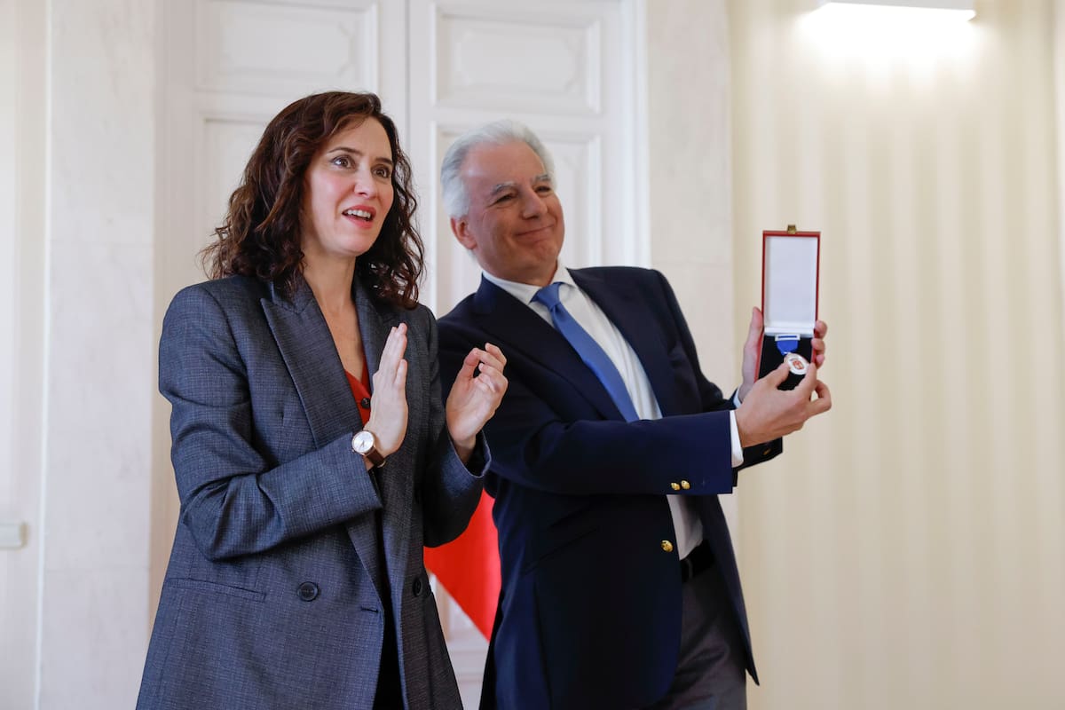 Álvaro Vargas Llosa recoge la Medalla Internacional de las Artes, concedida a modo póstumo a su padre, otorgada por la presidenta la Comunidad de Madrid, Isabel Díaz Ayuso