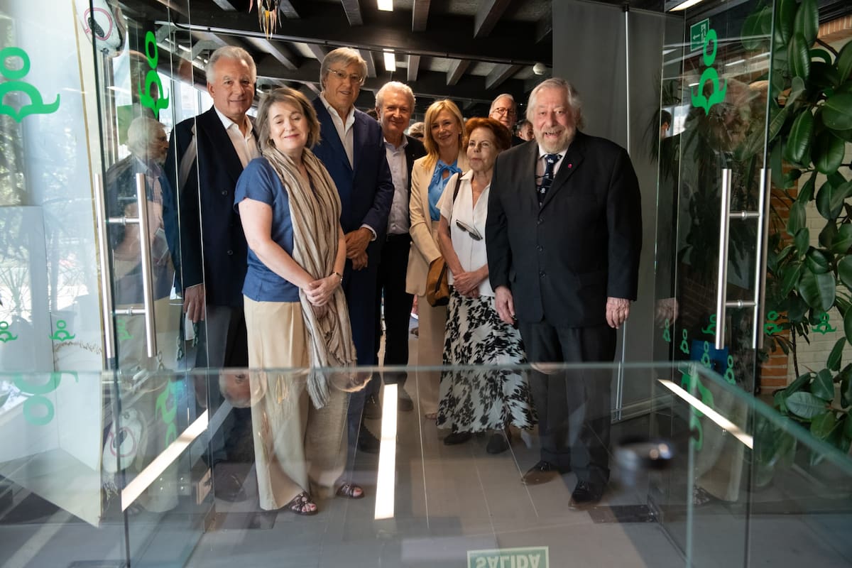 Álvaro Vargas Llosa y su madre Patricia, Alejandro Roemmers y Alejandro Vaccaro, junto a funcionarios del ayuntamiento de Madrid, en la inauguración de la muestra "Borges. Años de esplendor literario"