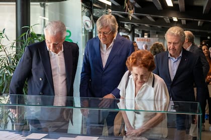 Álvaro Vargas Llosa y su madre, Patricia, con Alejandro Roemmers observando una de las vitrinas con manuscritos de la muestra "Borges. Años de esplendor literario"