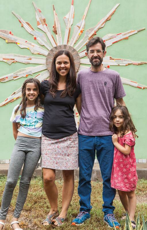 Álvaro Bangero y Julita Mijoevich, dueños de la librería, junto a sus hijas.