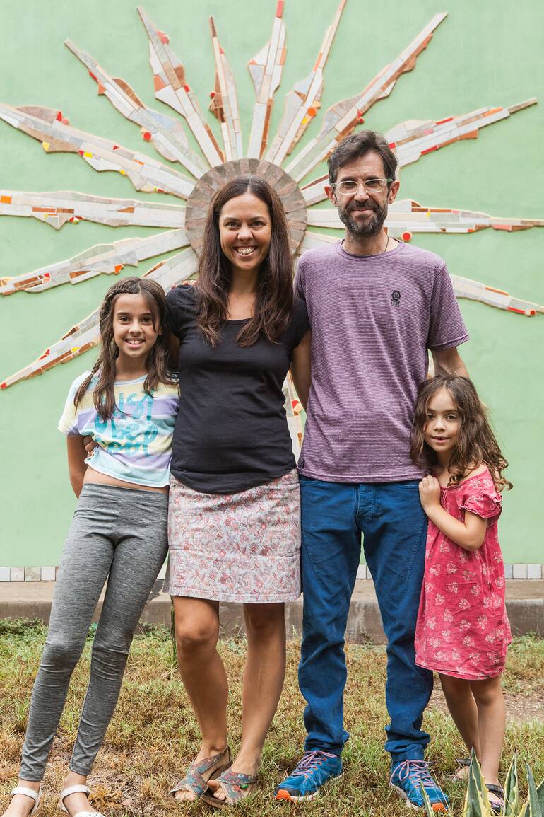 Álvaro Bangero y Julita Mijoevich, dueños de la librería, junto a sus hijas.