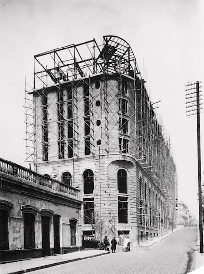 Alvear Palace Hotel en obras. En la foto, desde Ayacucho y Posadas. Se inauguró en 1932.