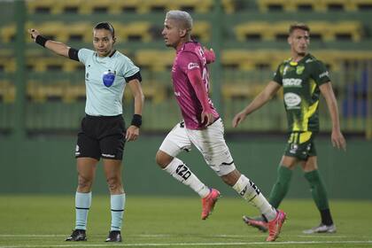 Alves señala la mitad del campo y Escobar celebra el gol de Independiente del Valle