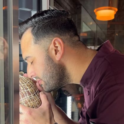 Alvio se dedicaba a fabricar embutidos en su ciudad natal de Manzanillo, en el oeste de Cuba, y ahora lo hace en Louisville para servirlos en su propio restaurante