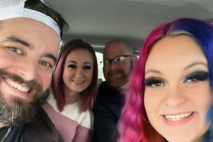 Alysia y Tyler Rogers decidieron vivir junto con sus amigos Sean y Taya Hartless; los cuatro crian a sus hijos juntos, como una única familia