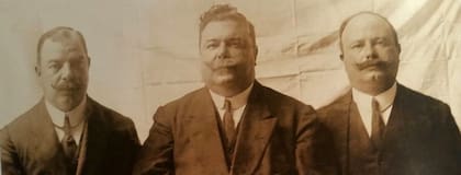 Amadeo Canale (en el centro), el creador del bizcochito