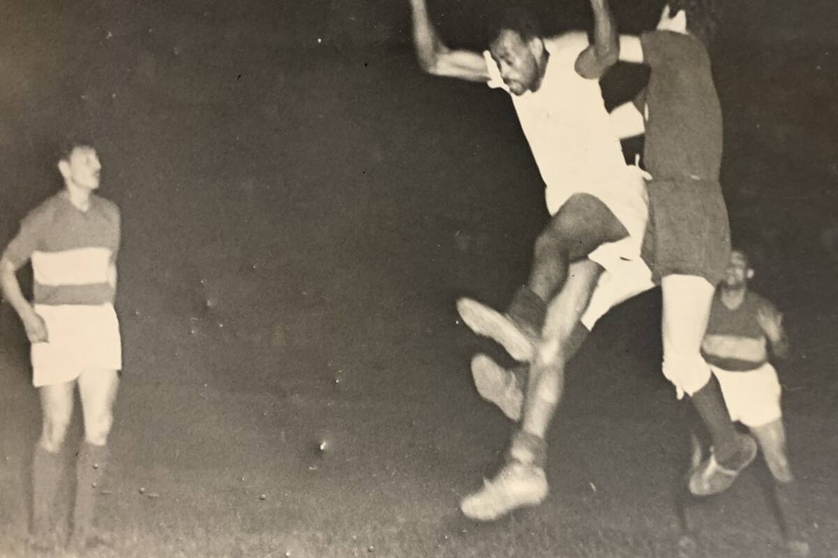 Amadeo Carrizo, gloria de River, en acción junto a "compañeros" de Boca