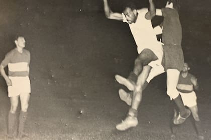 Amadeo Carrizo, gloria de River, en acción junto a "compañeros" de Boca