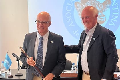 Amadeo Derito, nuevo presidente de Angus, y Alfonso Bustillo, dirigente saliente. Hubo entrega del bastón de mando