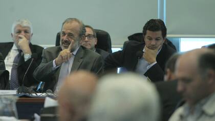 Amadeo gesticula durante el debate