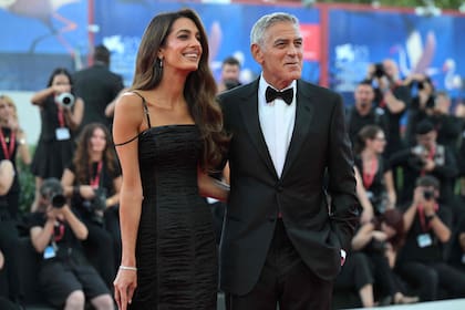 Amal y George Clooney, este miércoles, en la alfombra roja inaugural del Festival de Venecia