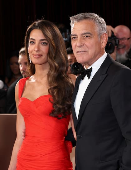 "Amal y yo estamos comprometidos a asegurarnos de que, pase lo que pase con nuestro pueblo, seamos parte de esta comunidad y participemos en su reconstrucción. Amamos Brignoles y a nuestros amigos que viven allí", escribieron los Clooney en una carta dirigida al alcalde de la ciudad