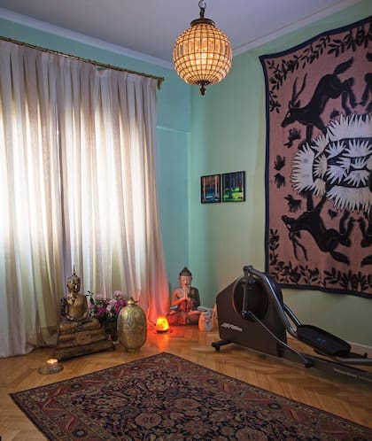 Lejos de ser pausada y relajada, la vida de Amalia va a mil. Según ella misma cuenta, tiene ¡siete! trabajos. Por eso, equilibra tanta demanda con meditación y tiene un cuarto acondicionado especialmente para eso.