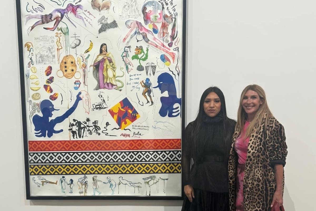 Amalia Amoedo con La Chola Poblete y una de sus obras exhibidas en Venecia