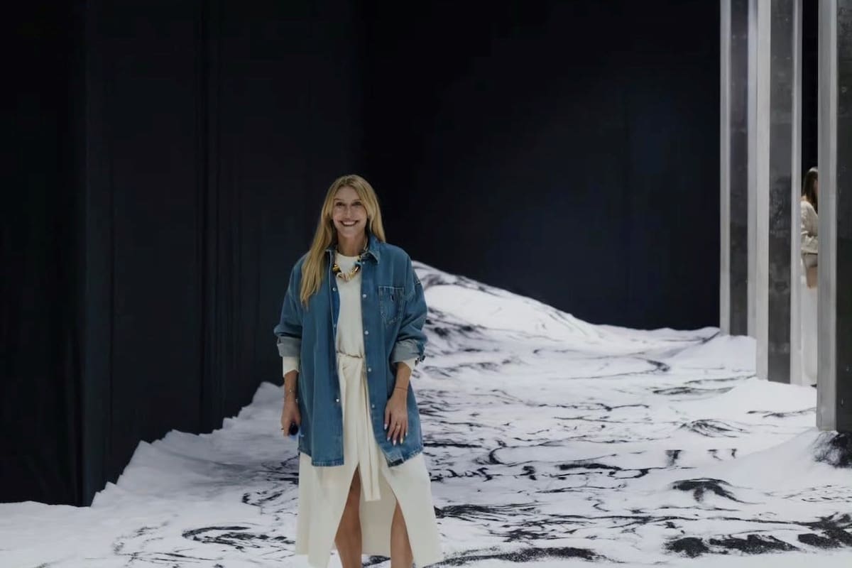Amalia Amoedo con la obra de Matías Duville que representa a la Argentina en la Bienal de Venecia