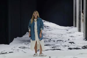 Amalia Amoedo con la obra de Matías Duville que representa a la Argentina en la Bienal de Venecia