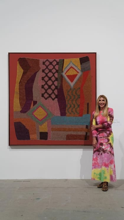 Amalia Amoedo con obra de Claudia Alarcón y el grupo Silät