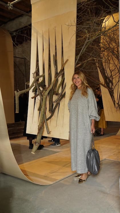 Amalia Amoedo con obra de Luciana Lamothe en el Pabellón argentino