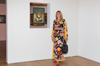 Amalia Amoedo junto a su obra "Abrazo" de Emilia Gutiérrez